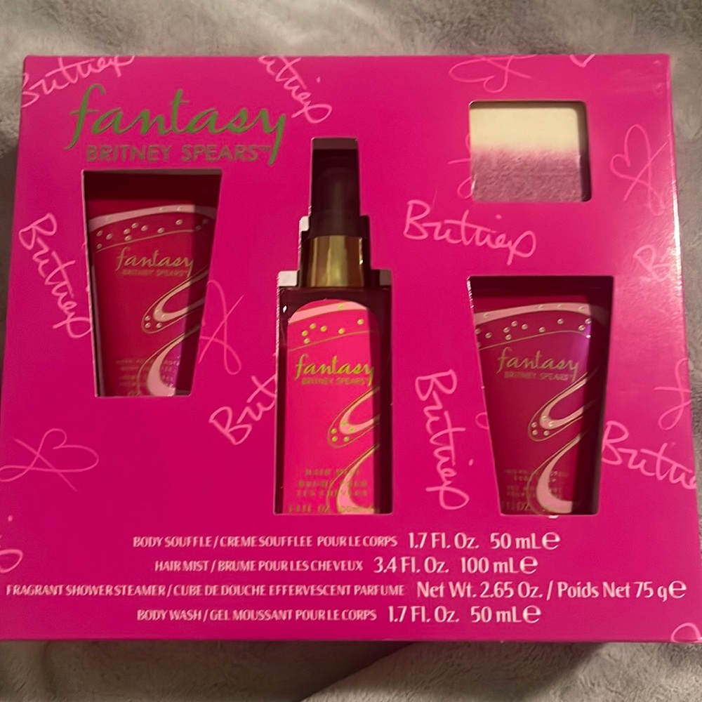 😃 New in Box Fantasy Britney Spears 4 Piece bath set ❤️